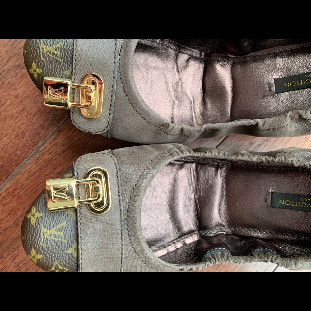 NEW! Louis Vuitton Monogram flats with Gold Lock - Picture 6 of 7